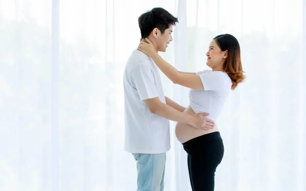 Sevimli Çift Asyalı Mutlu Aile Yeni Baba Anne Kucaklaşması Bakımlı — Stok fotoğraf