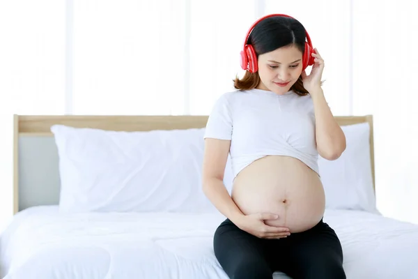 Asyalı Genç Mutlu Güzel Hamile Bir Kadın Büyük Kırmızı Kulaklıklar — Stok fotoğraf