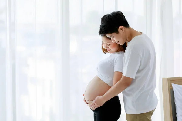 Asyalı Genç Mutlu Koca Babası Sarılıyor Rahatlatıcı Kadın Hamile Anne — Stok fotoğraf