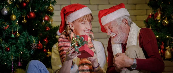 Счастливая Зрелая Женщина Санта Шляпе Открывая Коробку Показывая Подарок Веселый — стоковое фото