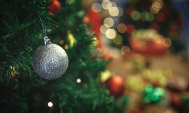 Tatlı gümüş renkli balo geleneksel Noel ağacına asılı. Yeni yıl partisinin harika süsü olarak. Kış gecesinde yapılacak harika bir ev partisi için. Eski tarz resme uyması için biraz gürültü ekle