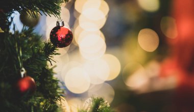 Tatlı gümüş renkli balo geleneksel Noel ağacına asılı. Yeni yıl partisinin harika süsü olarak. Kış gecesinde yapılacak harika bir ev partisi için. Eski tarz resme uyması için biraz gürültü ekle