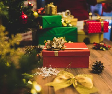 Büyüleyici bir hediye kutusu ve güzel bir fiyonk ahşap süs, kar tanesi, Noel ağacı süslemesi için çam kozalağı kış kutlaması için. Eski tarz resme uyması için biraz gürültü ekle