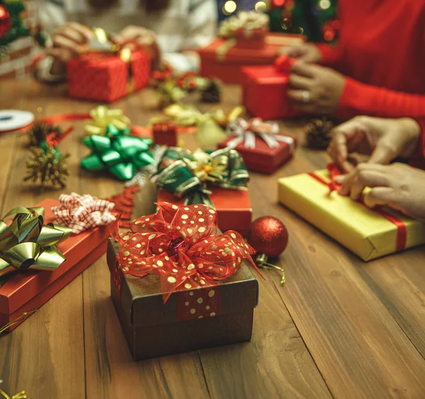 Hermosa Caja Regalo Mesa Madera Decorada Con Arco Encantador Colorido —  Fotos de Stock