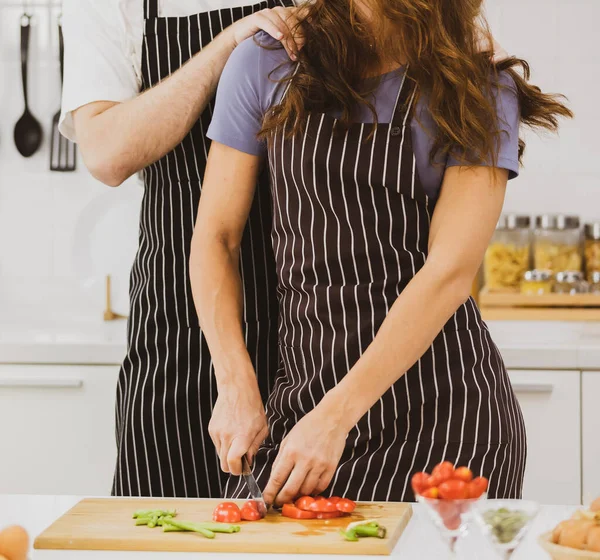 Positiv Flickvän Står Nära Pojkvän Skära Äpplen Skärbräda Vid Bordet — Stockfoto