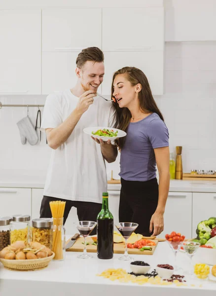 Couple Positif Avec Assiette Salade Fraîche Savoureuse Debout Près Table — Photo