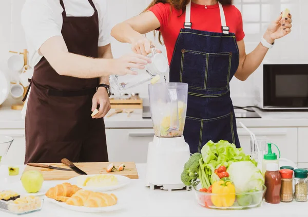 Pareja Positiva Delantales Felices Juntos Durante Fabricación Batido Refrescante Con — Foto de Stock