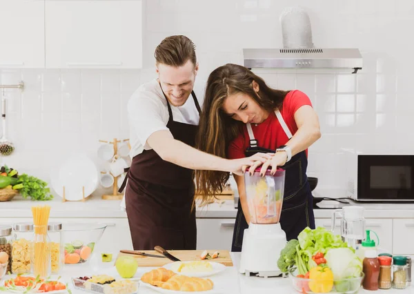 Positive Couple Aprons Happy Together Making Refreshing Smoothie Blender Table — Stock Photo, Image