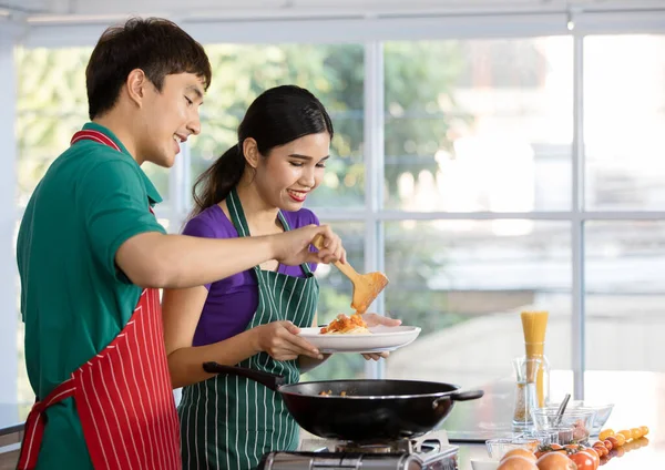 Professionale Coacher Cucina Sorridente Godere Insegnare Giovani Tirocinanti Asiatici Utilizzare — Foto Stock