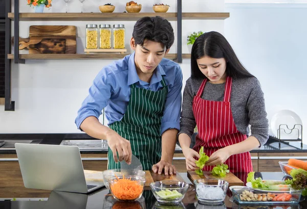 아시아 요리사 부부는 서로를도와 맛있는 유기농 야채로부터 샐러드를 접시에 요리하는 — 스톡 사진