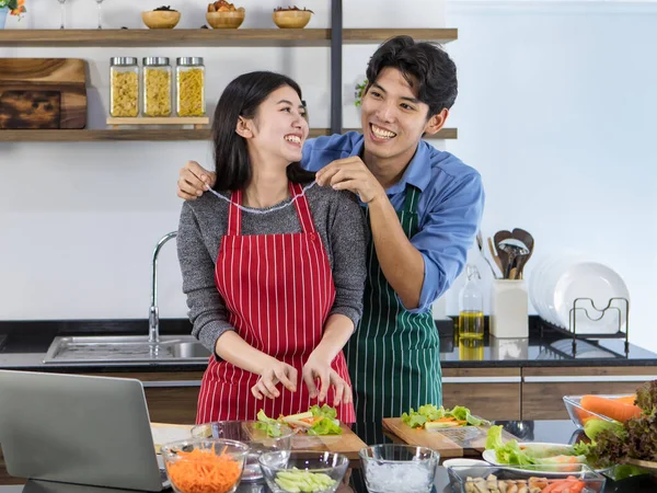 Joven Pareja Cocineros Asiáticos Ayudándose Mutuamente Cocinar Alimentos Saludables Ensalada —  Fotos de Stock