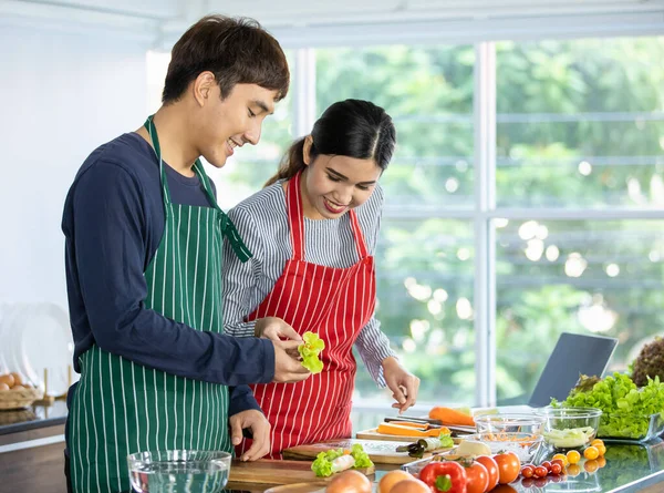 Felice Chef Professionisti Maestro Insegnare Allegra Ragazza Asiatica Cucina Incredibile — Foto Stock