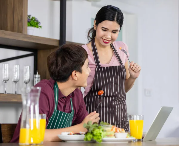 Bella Cuoca Asiatica Che Parla Allegramente Con Fidanzato Mentre Mangia — Foto Stock