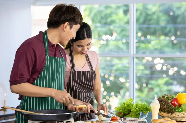 낭만적 아시아 연인들은 즐거운 대화를 나누고 건강에 음식을 만드는 즐기며 — 스톡 사진