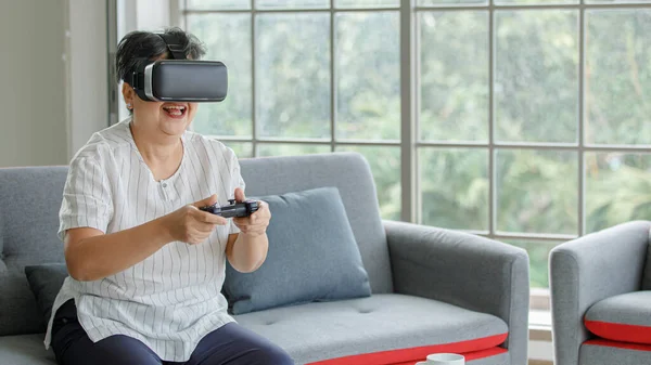 Ευαίσθητη Μεσήλικη Γυναίκα Γυαλιά Εικονικής Πραγματικότητας Που Παίζει Συναρπαστικό Βιντεοπαιχνίδι — Φωτογραφία Αρχείου