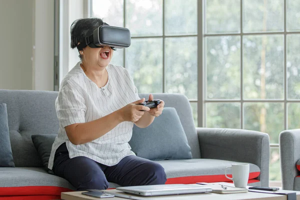 Ευαίσθητη Μεσήλικη Γυναίκα Γυαλιά Εικονικής Πραγματικότητας Που Παίζει Συναρπαστικό Βιντεοπαιχνίδι — Φωτογραφία Αρχείου