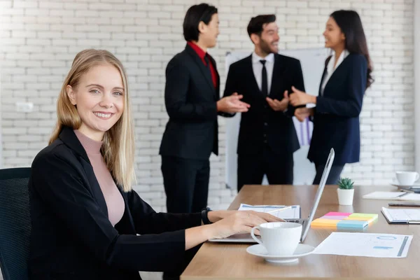 Gaie Gestionnaire Féminin Regardant Caméra Tout Tapant Sur Netbook Table — Photo