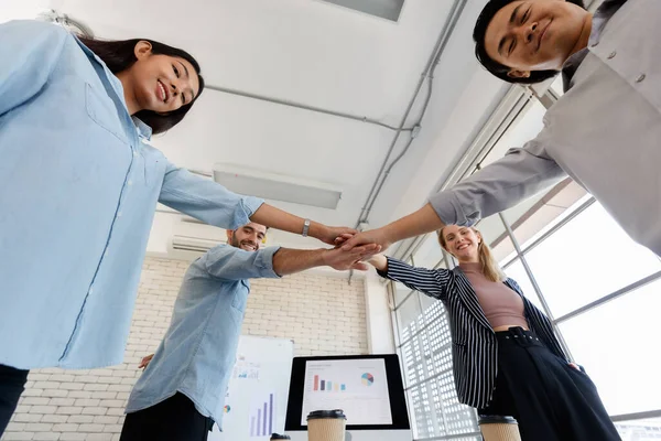 Groupe Collaborateurs Multiraciaux Positifs Avec Les Mains Ensemble Autour Table — Photo