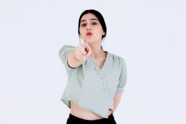 Asyalı genç kadın modelin, günlük kıyafetlerini giyerken, poz verirken, reklam yaparken ve beyaz arka planda el kameraya poz verirken yakın bir portre çekimi..