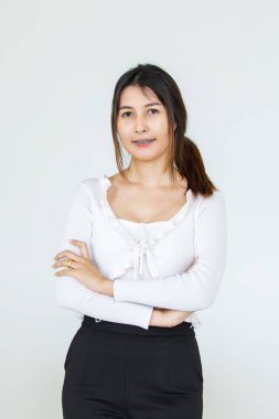Asyalı güzel bir kadın, sıradan bir tişört giymiş kollarını kavuşturmuş, gülümsüyor beyaz arka plandaki kameraya bakıyor, izole edilmiş boş bir fotokopi odası var.