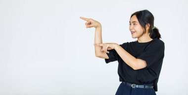 Resmi Asyalı güzel bir kadın, sıradan bir tişört giymiş, beyaz arka planda reklamlar yapıyor, boş fotokopi odası ve kameraya gülümseyen bir bakış..