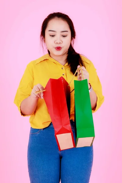 Portrét Studio Záběr Asijské Mladé Šťastné Baculaté Baculaté Žena Shopaholic — Stock fotografie