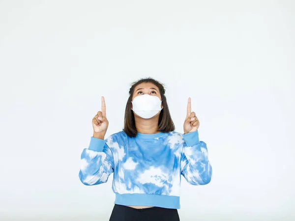 Portrét Asijské Ženy Obličejovou Maskou Pózuje Ukazuje Reklamu Bílém Pozadí — Stock fotografie