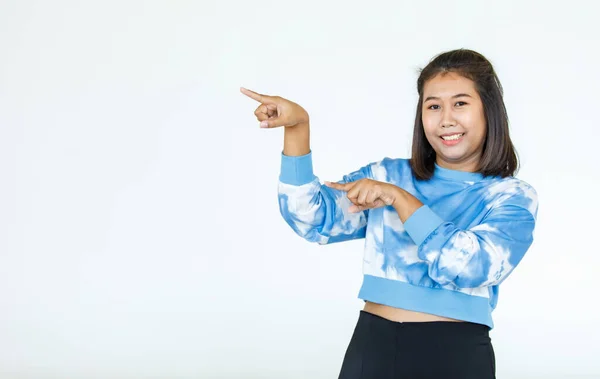 Портрет Азиатской Красивой Женщины Повседневной Рубашке Стоя Позы Указывая Рекламу — стоковое фото