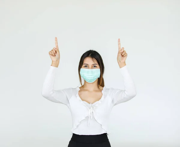 Portret Aziatische Vrouw Het Dragen Van Een Gezicht Masker Poseert — Stockfoto