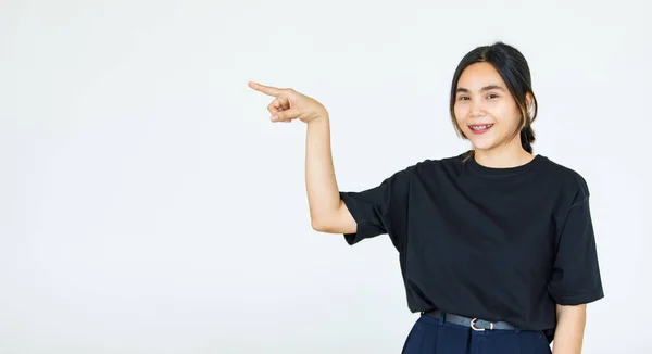 Портрет Азиатской Красивой Женщины Повседневной Рубашке Стоя Позы Указывая Рекламу — стоковое фото