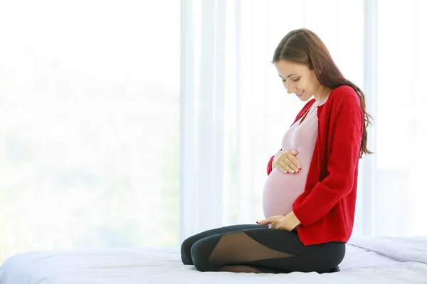 Beyaz Genç Mutlu Hamile Bir Kadın Gündelik Hamile Anne Modeli — Stok fotoğraf
