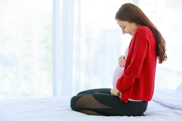 Beyaz Genç Mutlu Hamile Bir Kadın Gündelik Hamile Anne Modeli — Stok fotoğraf