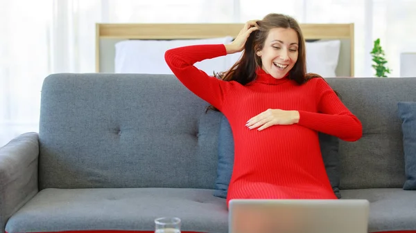 Bin Yıllık Mutlu Genç Mutlu Hamile Gündelik Kırmızı Hamilelik Elbisesi — Stok fotoğraf