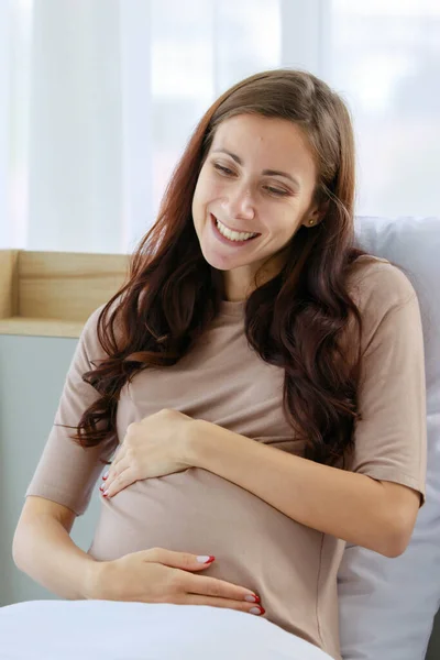 Kaukasische Duizendjarige Jonge Gelukkige Vrouwelijke Prenatale Zwangere Moeder Casual Shirt — Stockfoto