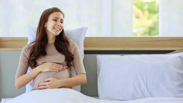 Beyaz Genç Mutlu Hamile Gündelik Gömlekli Bir Kadın Yatak Odasında — Stok fotoğraf