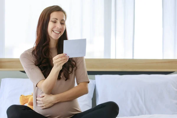 Beyaz Genç Mutlu Hamile Bir Kadın Gündelik Kahverengi Bir Hamilelik — Stok fotoğraf