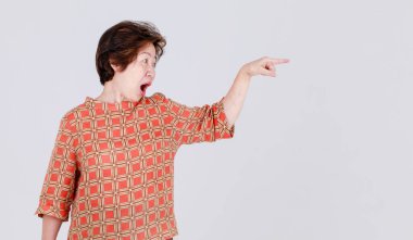 Sağlıklı Çinli son sınıf öğrencisi mutlu ve mutlu bir şekilde satış promosyon önerisini destekliyor ve yaşlı müşterilere özel yardım kampanyası için büyük bir fırsat sunuyor..