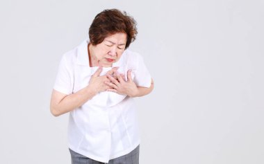 Yaşlı teyze, yaşlı yaşlı kadın üzgün ve endişeli. Zayıf ve yaşlı kasların sağlığı için endişeli..
