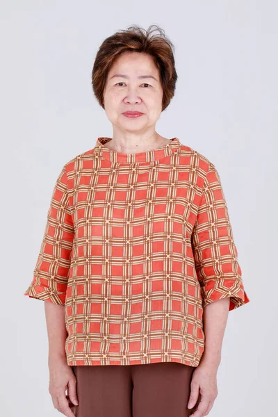 魅力的なシニア中国の女性は優しさの母親のための高齢者のエレガントな衣装としてチェックパターンのカジュアルファブリックシャツに健康で楽しい見えます おばあちゃんは幸せそうに見えると肯定的なライフスタイルのためにリラックス — ストック写真
