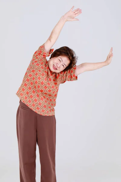 Zdrowa Chińska Seniorka Szczęśliwa Zadowolona Wiwatując Propozycji Promocji Sprzedaży Oferując — Zdjęcie stockowe