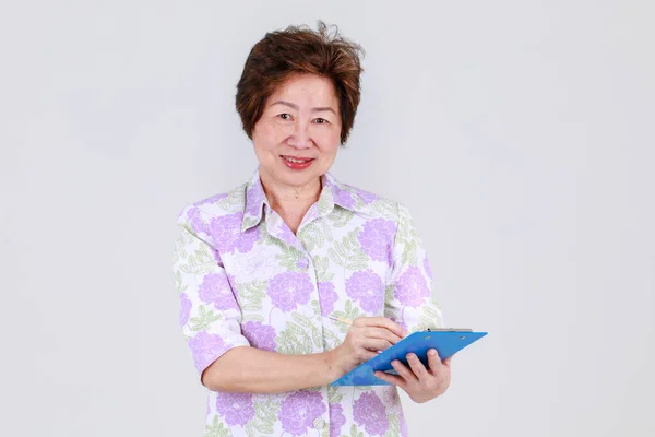 Starsza Ciotka Starsza Azjatka Starsza Nauczycielka Nagrywa Kreatywny Pomysł Pisząc — Zdjęcie stockowe