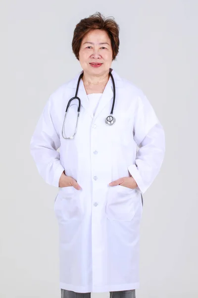 Elegant Senior Kvinnlig Läkare Läkarklänning Tryggt Stående Som Sjukhushälsoexpert För — Stockfoto