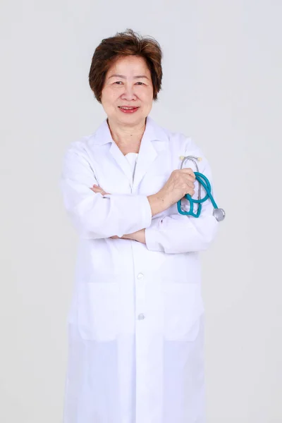 Elegante Oberärztin Arztkittel Steht Selbstbewusst Als Gesundheitsexpertin Für Die Krankheitsbehandlung — Stockfoto
