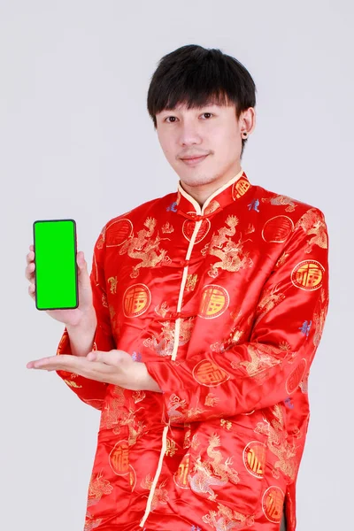 Szerencsés Kínai Férfi Hagyományos Mandarin Ing Mosoly Gazdaság Okos Telefon — Stock Fotó