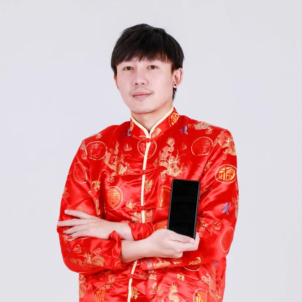 Счастливчик Китаец Традиционной Мандаринской Рубашке Улыбается Держит Смартфон Белом Фоне — стоковое фото