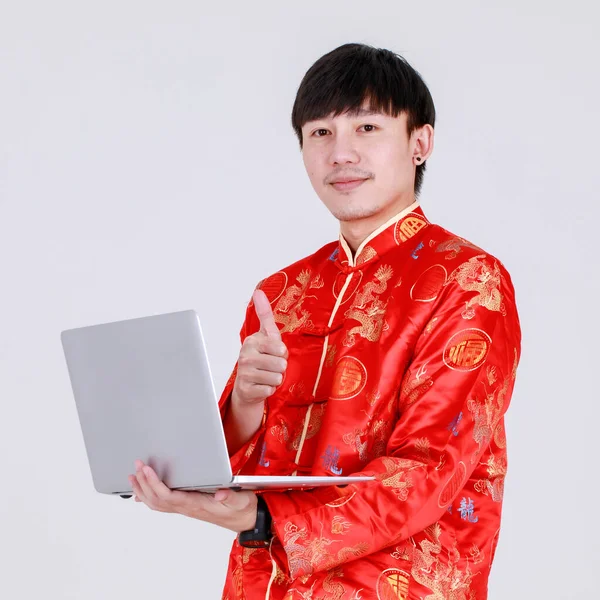 Szerencsés Kínai Férfi Hagyományos Mandarin Ing Mosoly Gazdaság Laptop Számítógép — Stock Fotó