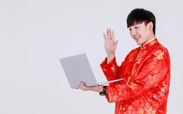 Lucky Kinesisk Man Traditionell Mandarin Skjorta Leende Och Hålla Bärbar — Stockfoto