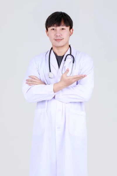 自信を持って 安全な病気の治療を成功させるために幸せと聴診器笑顔で医療専門のガウンにスマート若い中国の医師 医者は喜んで医療を確保します — ストック写真