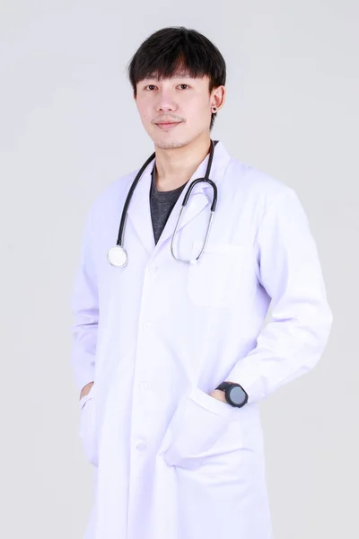 Jeune Médecin Chinois Intelligent Robe Médecin Professionnel Avec Sourire Stéthoscope — Photo