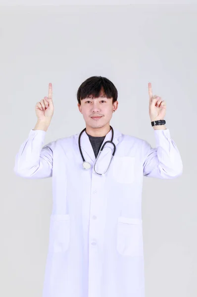 Dokter Cina Muda Yang Cerdas Pada Gaun Profesional Medis Dengan — Stok Foto